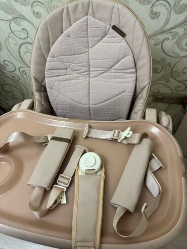 детский складной стул со столиком: Стульчик для кормления в нейтральной цветовой гамме. Оснащен — 3