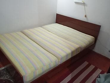 Кирпич, строительные блоки: Двуспальная кровать с деревянным изголовьем и основанием из — 2