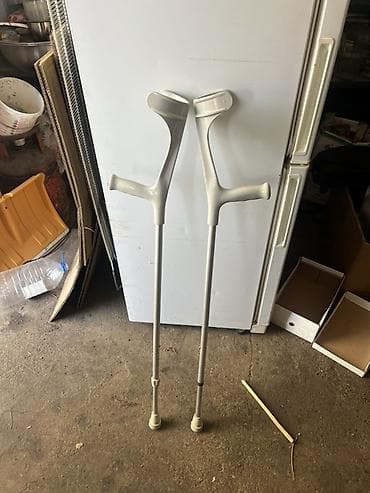 Пара подмышечных костылей с опорой на предплечье (локтевые костыли)