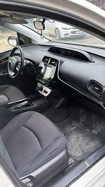 corolla 2016: Toyota Prius: 2016 г., 1.8 л, Гибрид, Хэтчбэк — 5