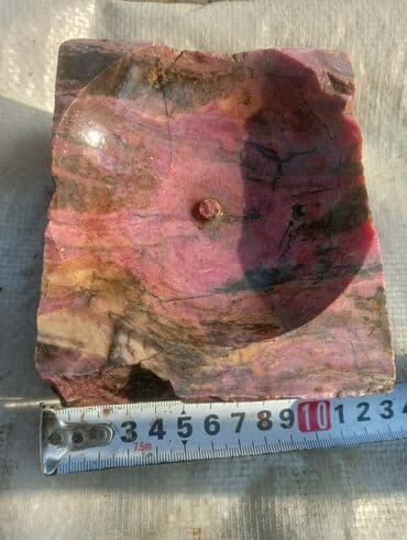 Пепельница из природного камня родонита