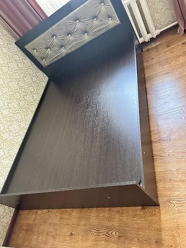 Кровати: Двуспальная кровать с мягким изголовьем и металлическим основанием. - — 3