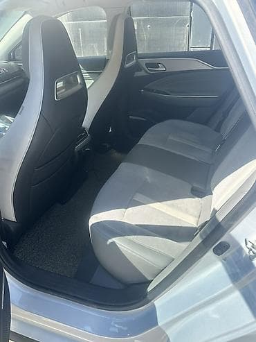 c4 a6: Электромобиль AION S Plus - Кузов: седан, серебристый цвет - Задние — 6