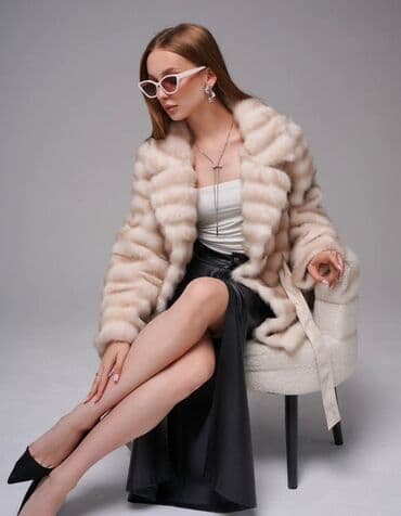 шуба кроликовая: Шуба из светлого меха с горизонтальной стрижкой - Силуэт: прямой, до — 3