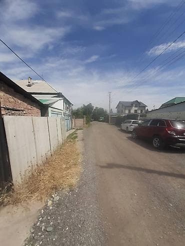 дом маловодная: Дом с участком - Кирпичный одноэтажный дом с двускатной крышей. - — 3