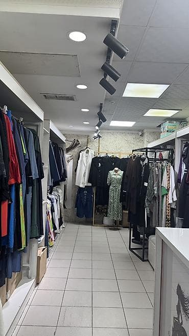 Бутик женской одежды (право аренды) Площадь 20кв.м Вся мебель