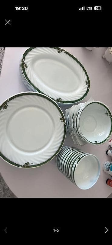Продаю набор посуды (8 шт больших овальных, 12 шт больших круглых, 12 — 1