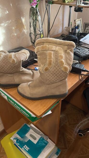 обувь для работы: Зимние женские сапоги - Высокие, на молоке/бежевом цвете. - Материал — 2
