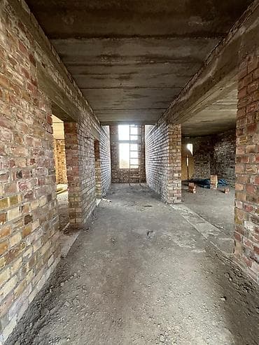 земля дом: Двухэтажный кирпичный дом с мансардой (коробка с крышей) - Материал — 8