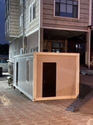 продаю дом расрочку: Модульный контейнер серого цвета с белой отделкой. Оснащен дверью и — 22