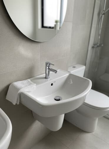 стол письменный б: Ванна үчүн раковина, Өзгөчөлүктөрү: Жылтырак, Бурчтук формасы, Материалы: Керамика — 1