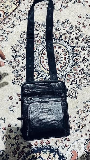 женские дорожные сумки: Сумка через плечо, компактная, черная. - Формат: вертикальная — 1