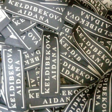 часы с логотипом на заказ: Бирки на одежду на заказ — 1