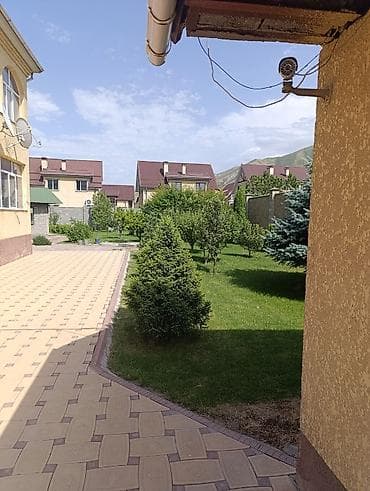 Продажа домов: Продается двухэтажный дом с привлекательной отделкой. Фасад дома — 4