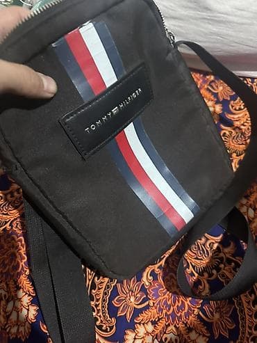 бел: Сумка через плечо Tommy Hilfiger - Формат: компактная мужская — 1