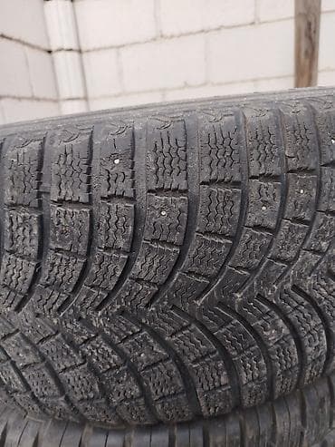 зимные: Зимние шипованные шины 235/60 R18. Характеристики: - Размер: 235/60 — 2