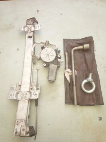 Продаются : 1). подъемный механизм правого заднего стекла. Моторчик