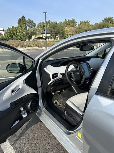 camry 2017: Toyota Prius: 2018 г., Гибрид, Лифтбек — 4