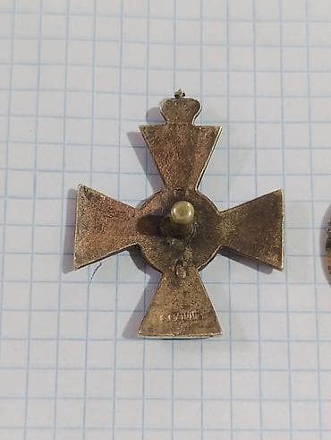 винни: Нагрудный знак (крест) дореволюционного образца с вензелями и короной — 2