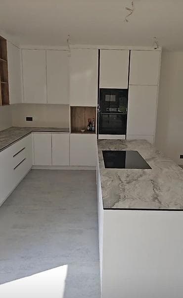 Комплекты мягкой мебели: Кухни на заказ с интегрированной стеклянной витриной и подсветкой - — 6