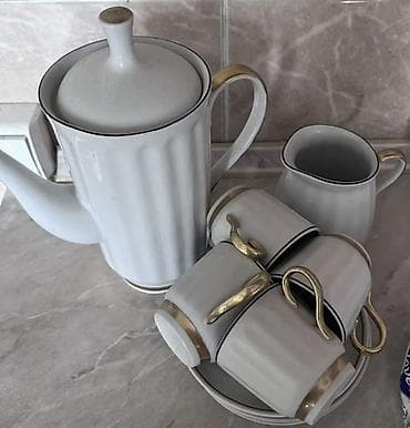 Ашкана буюмдары: Фарфоровый кофейный сервиз на 4 персоны. Состояние хорошее. Позолота — 3