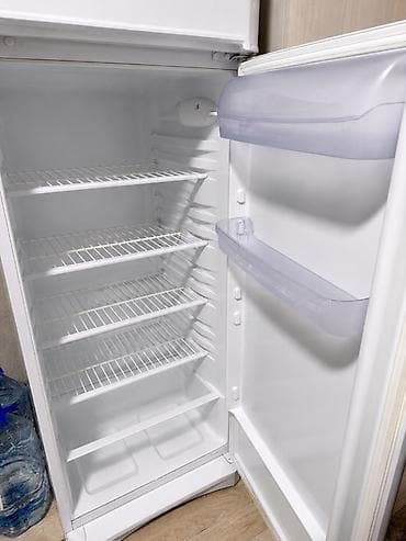 used small size refrigerator: Холодильник Indesit, Б/у, Двухкамерный, De frost (капельный) — 2