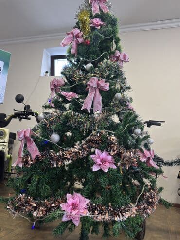 декоративные елки: Искусственная ёлка на металлической подставке. - Высота — 1