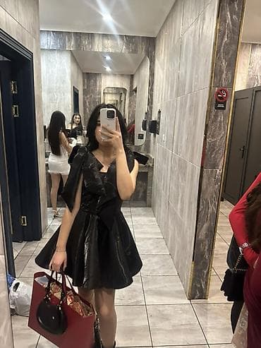 платье с бахромой: Коктейльное черное платье со сложным драпированным лифом и струящейся — 1