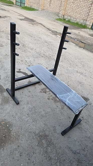 Скамья для жима штанги горизонтальная с интегрированными стойками. -