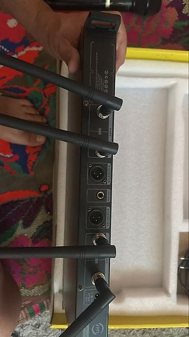 Беспроводная микрофонная система Shure AXT800 (двухканальная) - — 4
