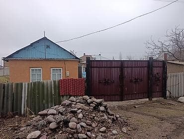 дома в пишпеке: Продаётся одноэтажный частный дом с участком и воротами. участок 7 — 1