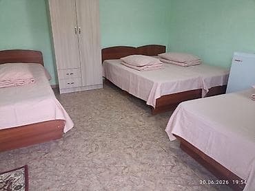 Посуточная аренда: Номера от двух до 4х персон. В каждом номере есть душ, туалет — 2