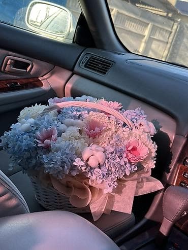 Цены от 2000 Композиция из живых цветов которые не завянут год и