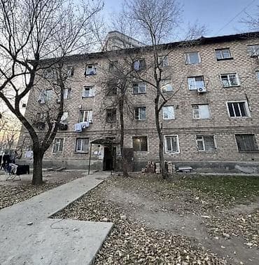 Кирпичный 5-этажный жилой дом с центральным входом через подъезд — 1