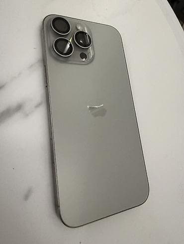 Смартфон Apple iPhone (серия Pro) в цвете светлого металлика/серого