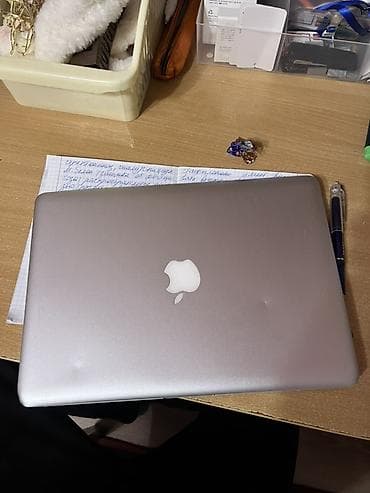 Apple MacBook (серебристый алюминиевый корпус) - Лаптоп с логотипом