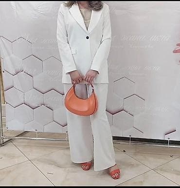 Женский брючный костюм в классическом стиле. Размер M-L . Состояние