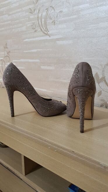 женские слипоны больших размеров: Туфли 38 размер 
Не подошёл размер 
Идеальное состояние 
Очень удобные — 5