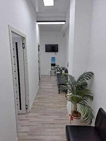 кабинет салон: Офисное помещение с приемной и коридорной планировкой - Светлые — 9