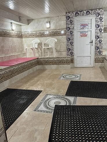 - Просторный мойчный зал, облицованный кафелем, с антискользящими