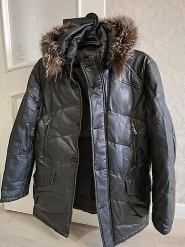 Мужская зимняя куртка-пуховик из эко-кожи с капюшоном и опушкой -