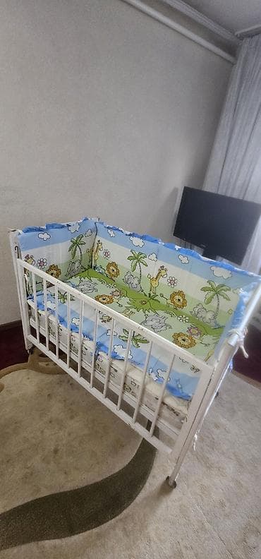 small table: Детская кроватка с мягким защитным бампером - Классическая деревянная — 4