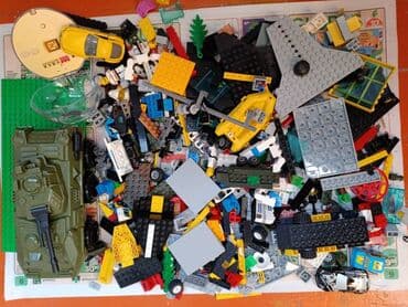 Набор игрушек различных деталей конструктора. Включает в себя детали