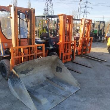 шины на вилочный погрузчик: Погрузчик, 2002 г., Колесный, Вилочный — 1