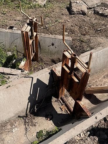 уголок железный: Железные перегородки лотков для полива полей. Полностью рабочие — 1