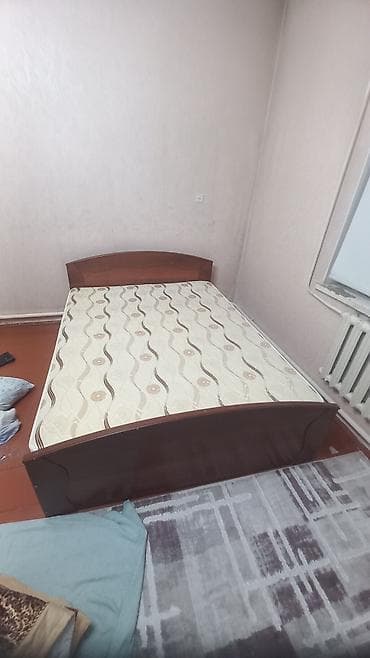 мебель из сосны: Двуспальная кровать с матрасом и комплектом мебели для спальни. - — 2