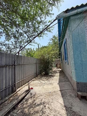 Недвижимость: Дом с приусадебным участком и большим двором Имеются 4 комнаты и — 3