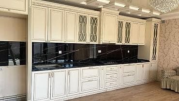 Продается классический кухонный гарнитур с фасадами в светлом оттенке