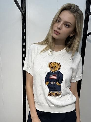 кофта на девочку: Женский трикотажный джемпер с коротким рукавом и объёмной нашивкой — 1