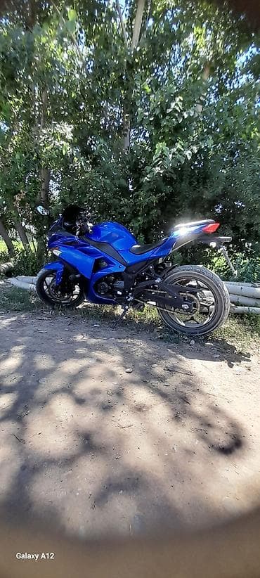 Спортивный мотоцикл в ярком синем цвете. Основные особенности: - at lalafo.kg Спортивный мотоцикл в ярком синем цвете. Основные особенности: -